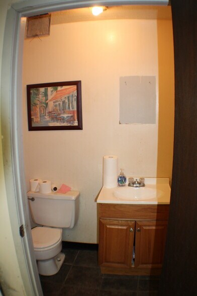 More Photos Of 5517 Dorbrandt St, Houston Warehouse For Lease