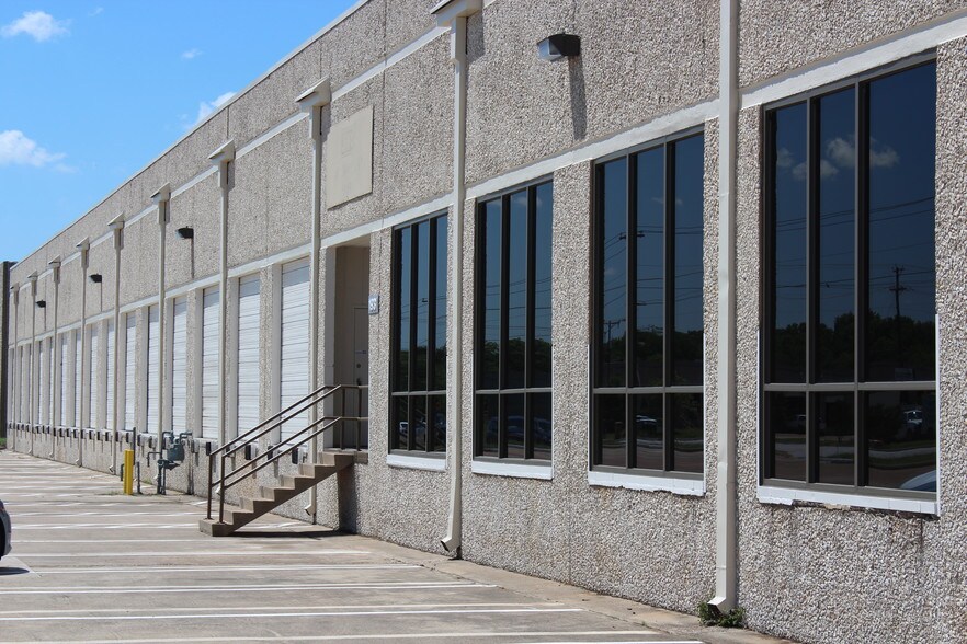 More Photos Of 1925-1939 N Great Southwest Pky, Grand Prairie Distribution For Lease