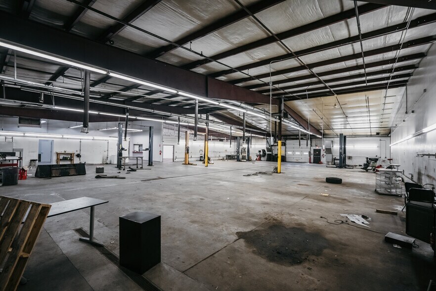 More Photos Of 2905 W Oakland Ave, Austin Auto Dealership For Lease