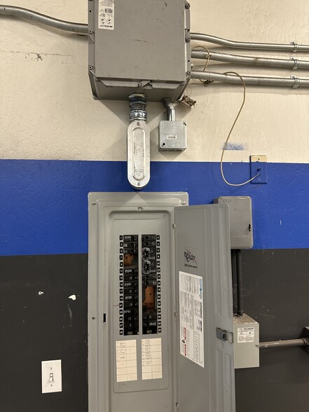 More Photos Of 3740 N Sillect Ave, Bakersfield Light Manufacturing For Lease