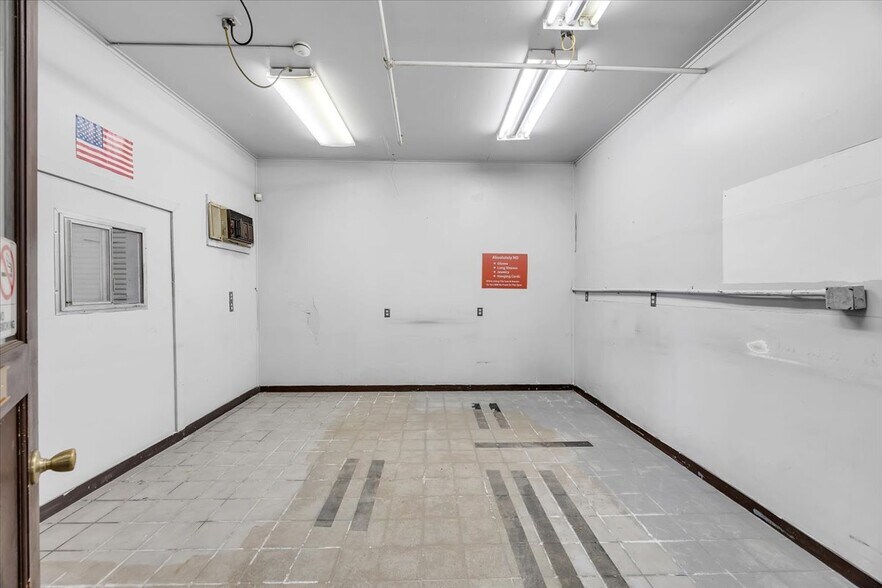 More Photos Of 20833 Mechanical Dr, Sonora Warehouse For Lease