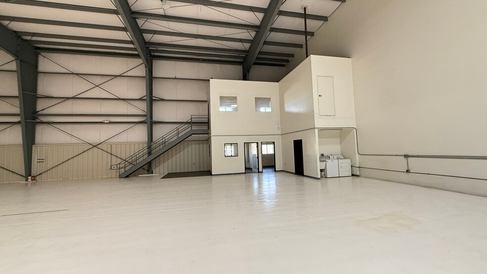 More Photos Of 3501 N Lakewood Blvd, Long Beach Airplane Hangar For Lease