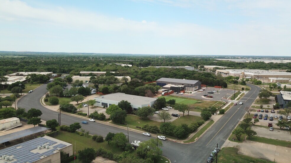 More Photos Of 3827 Promontory Point Dr, Austin Flex For Lease