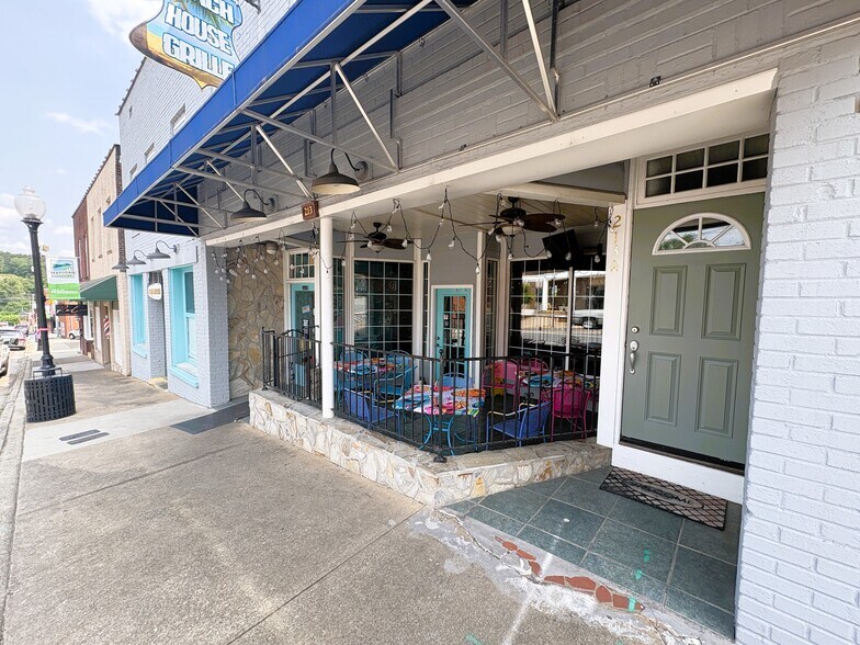 More Photos Of 207 W Main St, Mayodan Storefront Retail Residential For Sale