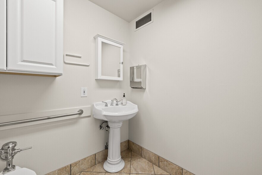 More Photos Of 138 Coremark Ct, Bakersfield Service For Lease