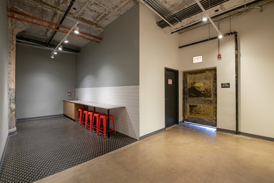 More Photos Of 1010 W 35th St, Chicago Flex For Lease
