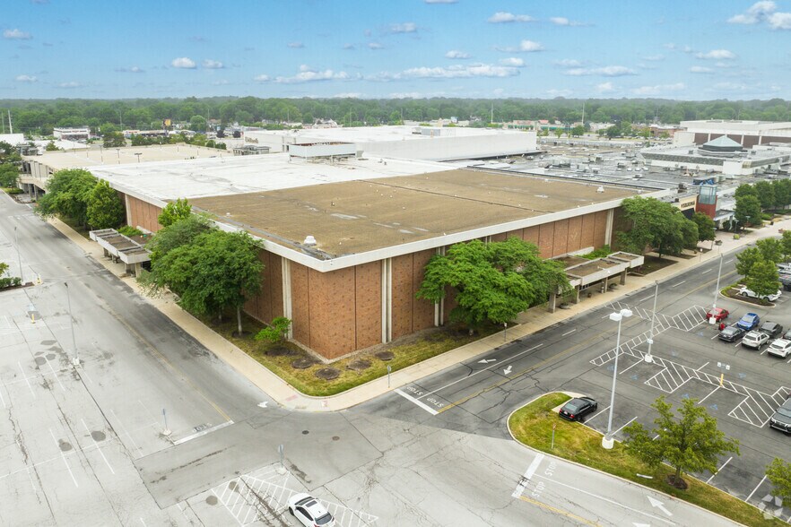 More Photos Of 5001 Monroe St, Toledo Department Store For Sale