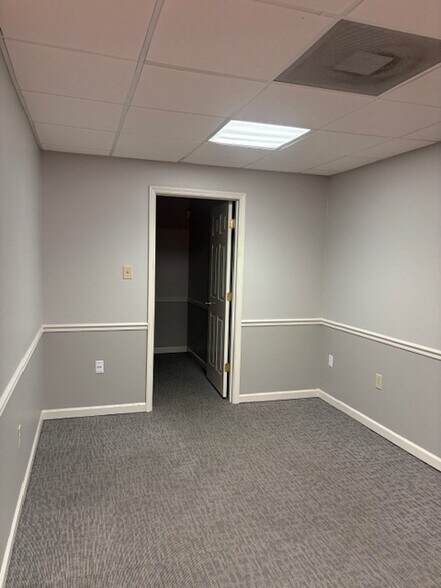 More Photos Of 102 W 7th St, Columbia Showroom For Lease