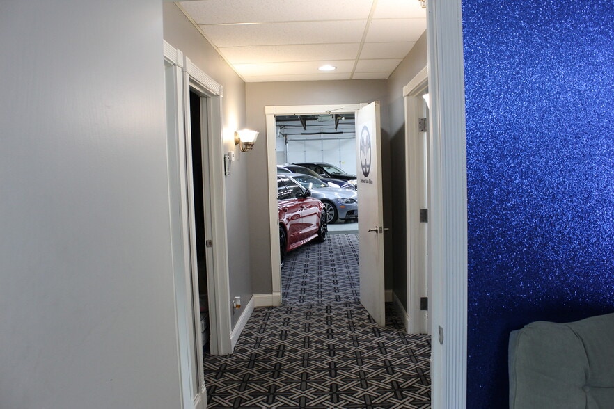 More Photos Of 6820-6848 Washington Ave S, Eden Prairie Showroom For Lease