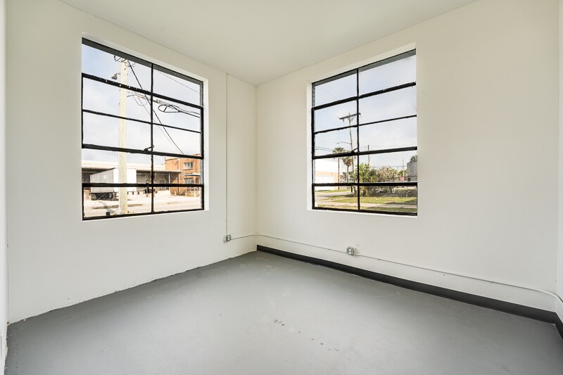 More Photos Of 69 Copeland St, Jacksonville Flex For Lease