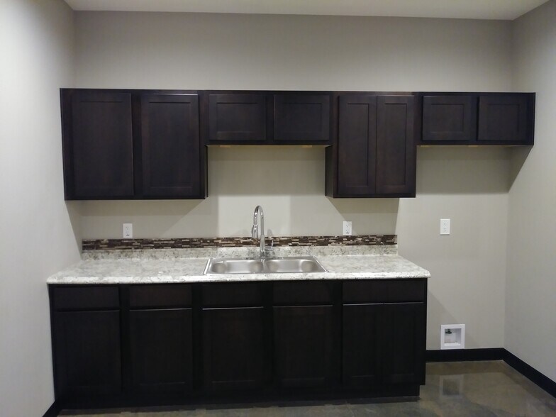 More Photos Of 16311-16315 Dundee Rd, Cypress Warehouse For Lease