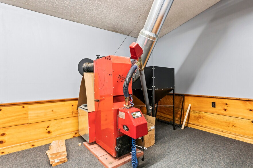 More Photos Of 680 Maine Ave, Farmingdale Storefront Retail Office For Lease