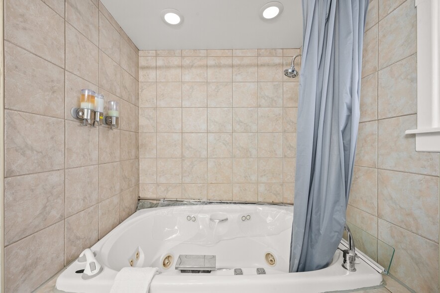 More Photos Of 231 E Buffalo St, New Buffalo Hotel For Sale