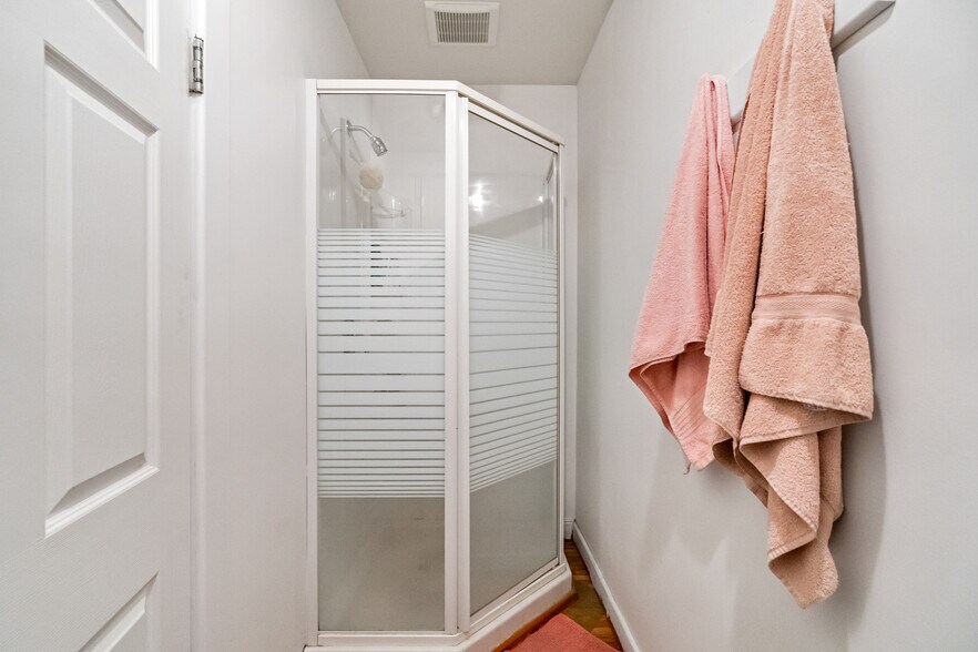 More Photos Of 1435 9th Ave SE, Calgary Storefront For Sale