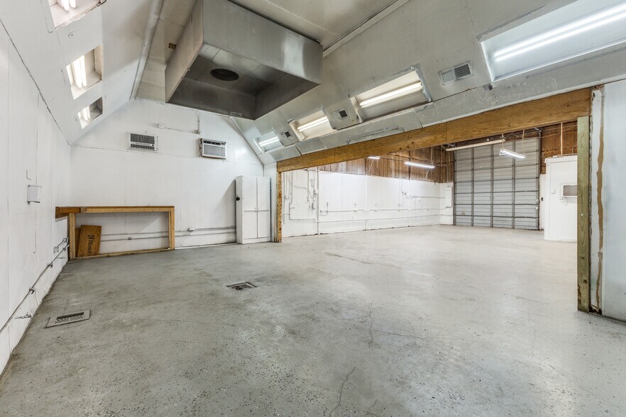 More Photos Of 305 W Aimee St, Forney Warehouse For Sale
