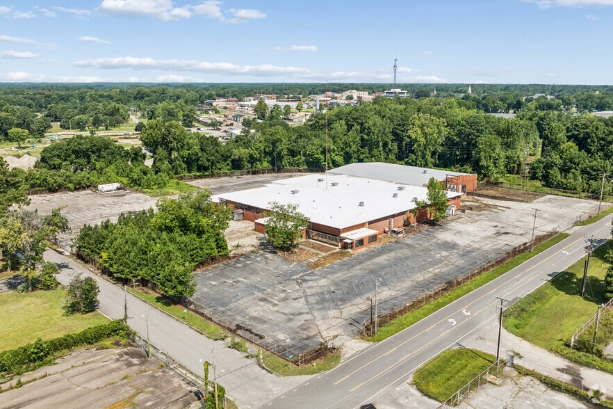 More Photos Of 500 S Chippewa St, Lumberton Warehouse For Sale