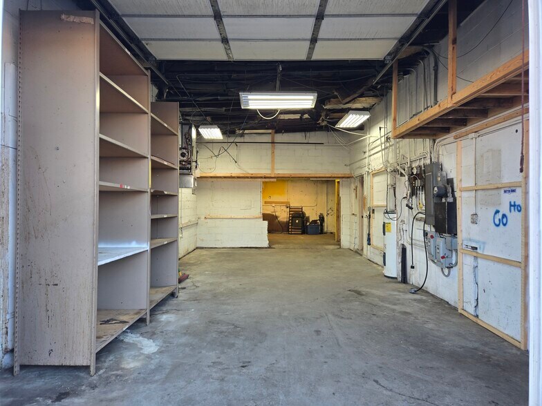 More Photos Of 6720 Railroad Ave, Omaha Warehouse For Sale
