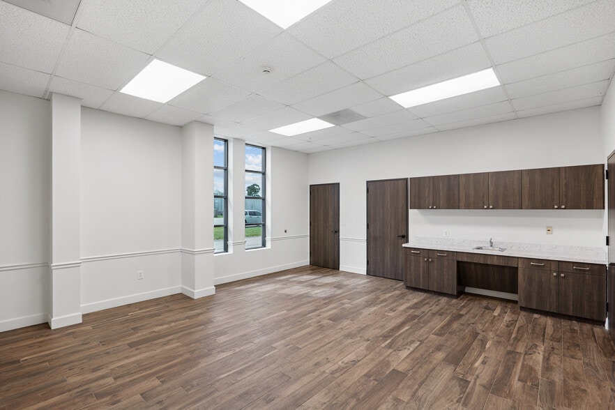 More Photos Of 804 Russell Palmer Rd, Kingwood Theater Concert Hall For Sale