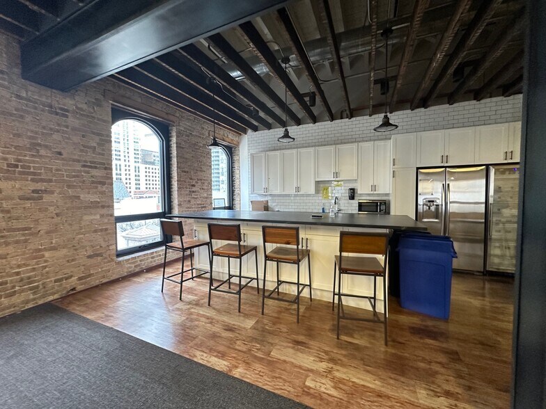 More Photos Of 646-648 N Clark St, Chicago Office For Lease