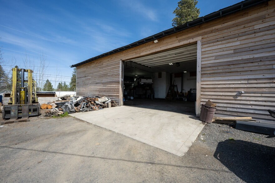 More Photos Of 9719 W F St, Worley Manufacturing For Sale