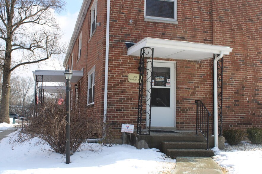 More Photos Of 867 High St, Worthington Office For Lease