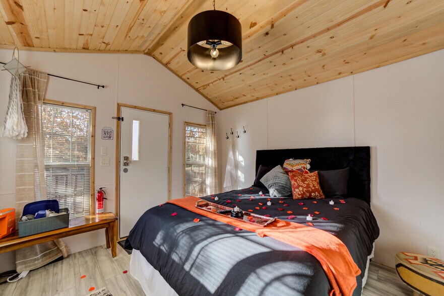 More Photos Of 446724 E 390 Rd, Langley Hotel For Sale