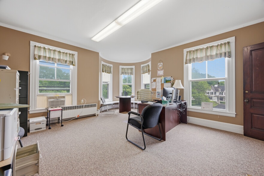 More Photos Of 1 Sylvandale Rd, Lisbon Office For Sale