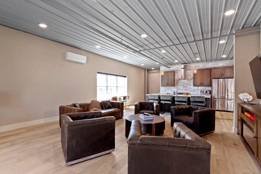 More Photos Of 17745 Motor District Cir, Westfield Showroom For Sale