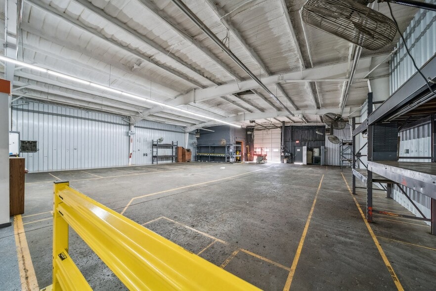 More Photos Of 8118 E 44th St, Tulsa Warehouse For Lease