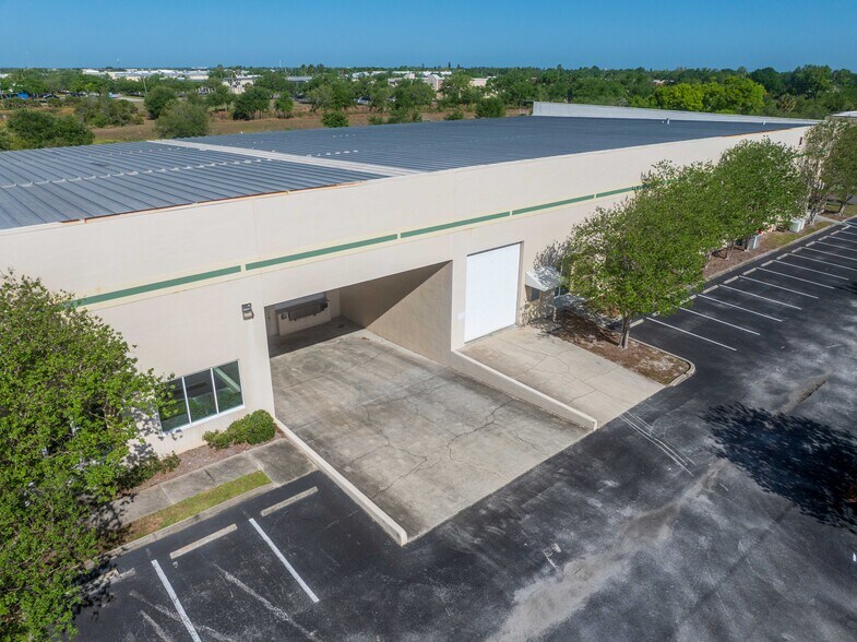 More Photos Of 6950 112th Cir, Largo Warehouse For Lease