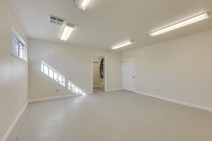 More Photos Of 7310 Sherwood Rd, Austin Flex For Lease