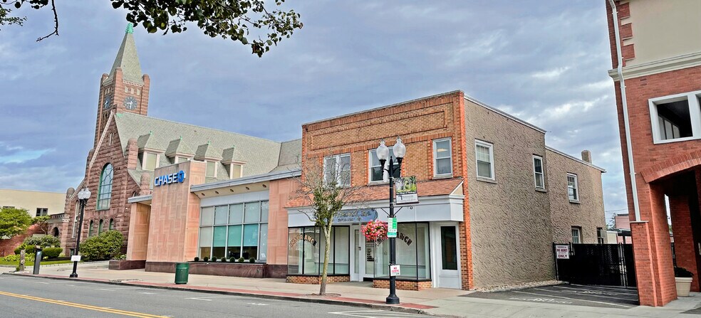 More Photos Of 125 E Main St, Patchogue Storefront Retail Residential For Lease