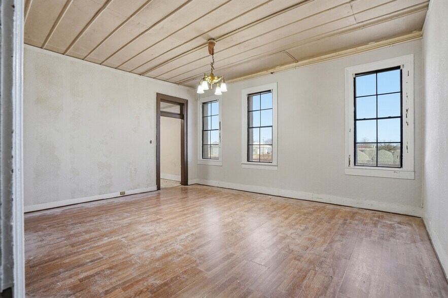 More Photos Of 421 E Henderson St, Cleburne Flex For Sale