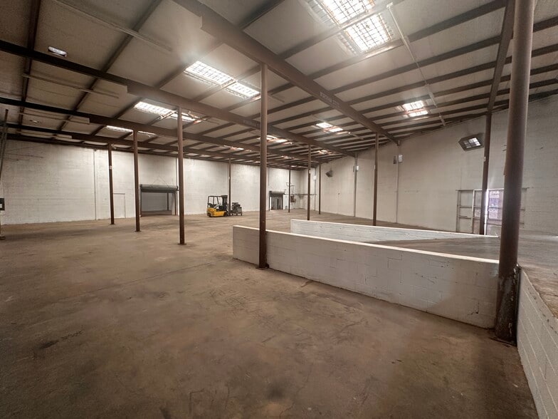 More Photos Of 2401 Alameda Ave, El Paso Showroom For Lease