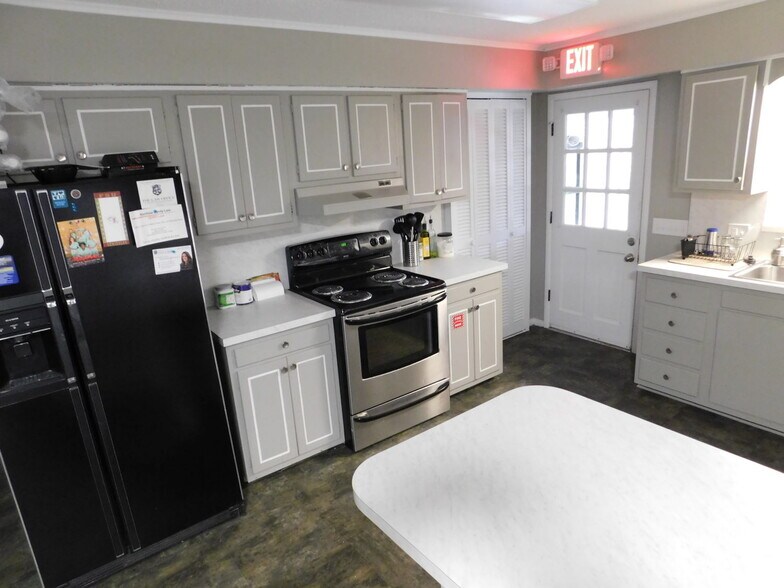 More Photos Of 284 SW Baya Dr, Lake City Office For Sale
