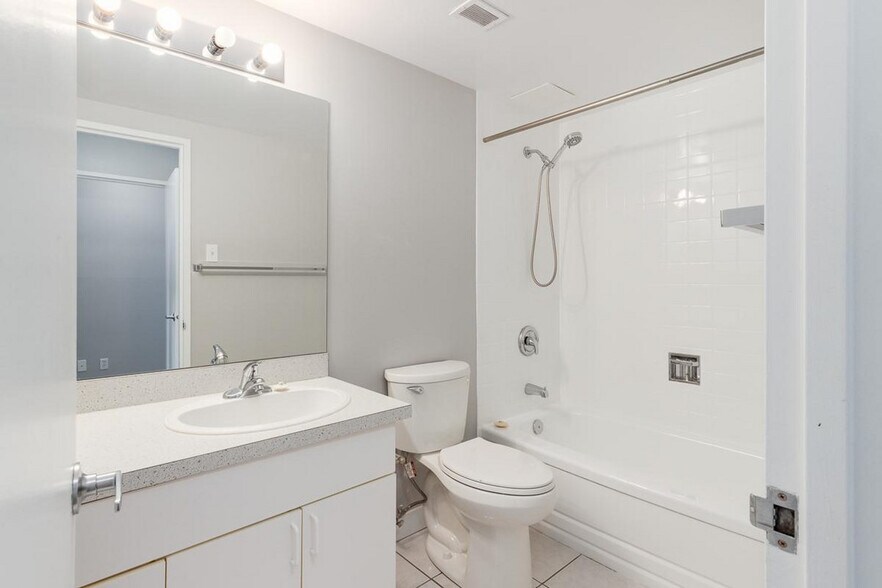 More Photos Of 2105 90 Av SW, Calgary Apartments For Lease