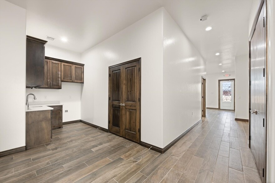 More Photos Of 833 Kelly Lakes Pass, Edmond Office For Lease