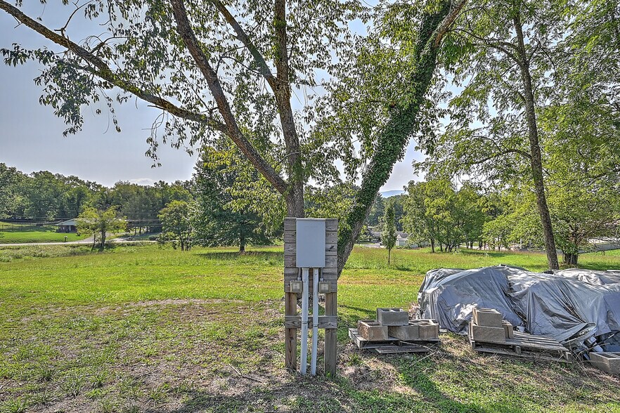 More Photos Of 317 Bluff City Hwy, Bristol Flex For Sale
