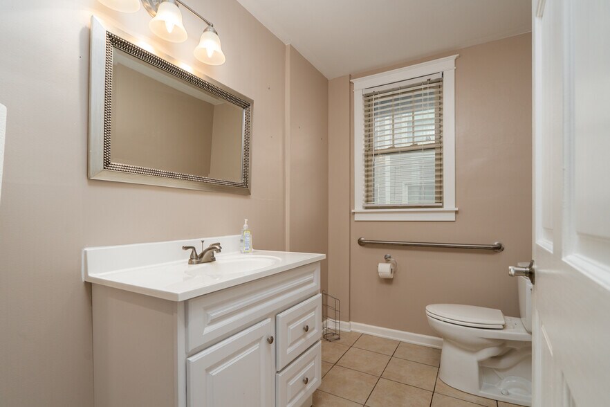 More Photos Of 240 S Buchanan St, Edwardsville Office For Sale