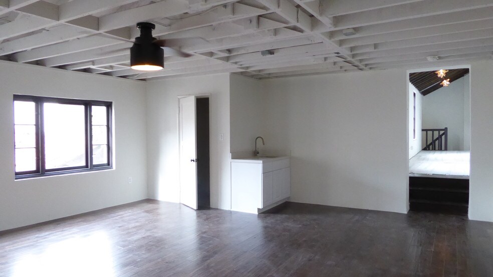 More Photos Of 451-461 E Main St, Ventura Storefront For Lease