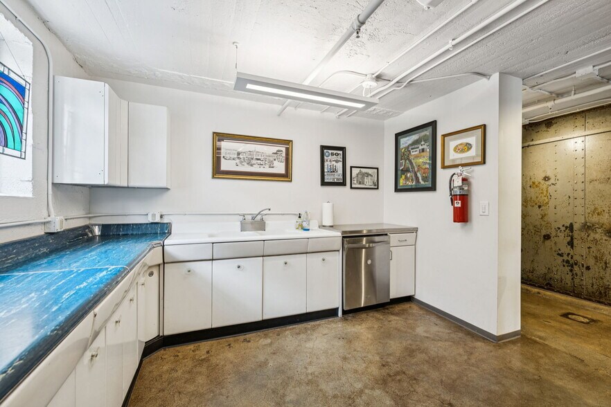 More Photos Of 112 Bridge St, Franklin Office For Sale
