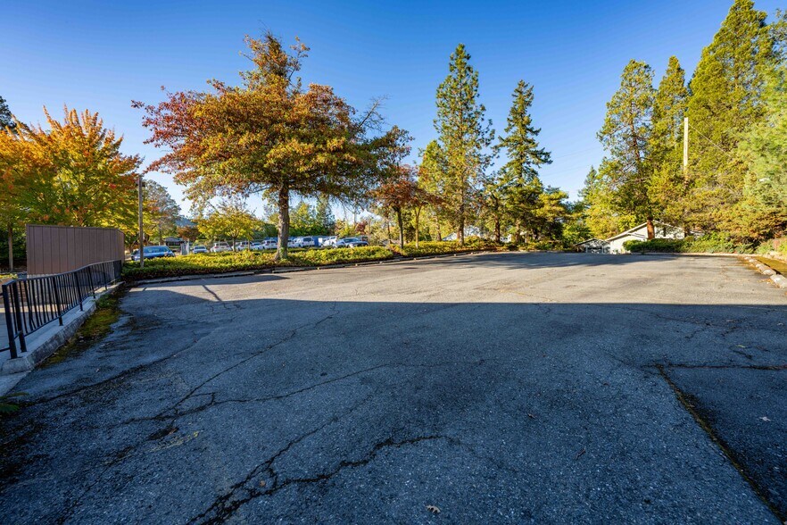 More Photos Of 700 NW Dimmick St, Grants Pass Specialty For Sale