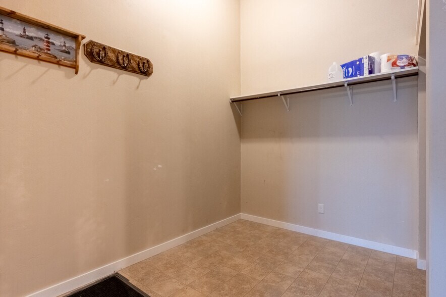 More Photos Of 211 Jetway Dr, Belgrade Flex For Sale