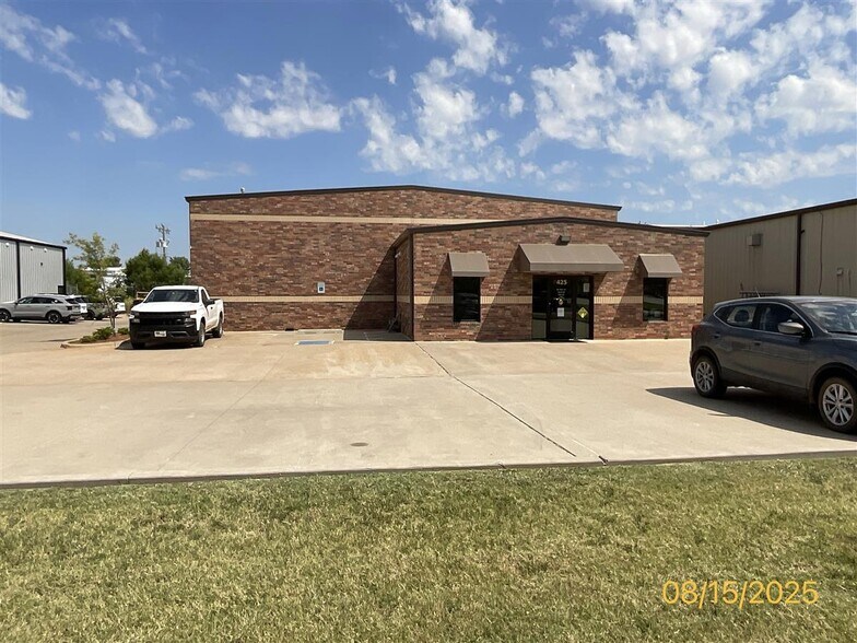 Primary Photo Of 420 NE 145th Pl, Edmond Light Distribution For Lease