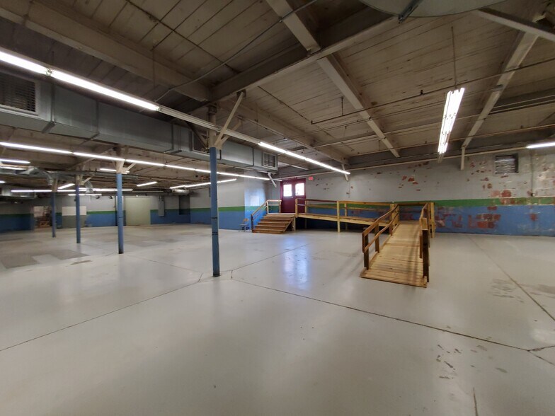 More Photos Of 94 E Adams St, Forsyth Warehouse For Lease