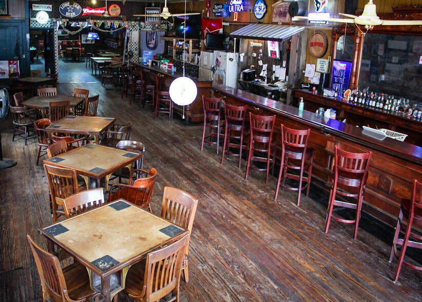 More Photos Of 211 N Mechanic St, Weimar Bar For Sale
