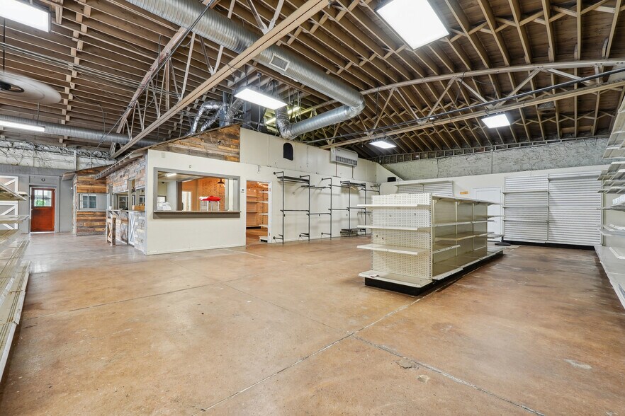 More Photos Of 1186 Clark St, Covington Freestanding For Lease