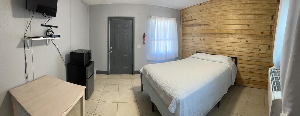 More Photos Of 1702 US 92, Auburndale Hotel For Sale