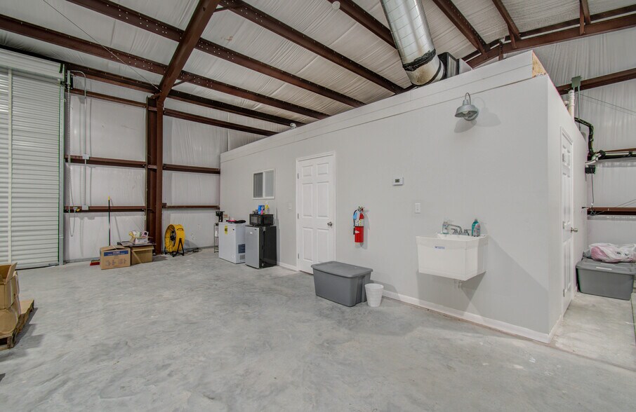 More Photos Of 7514 Bailey Rd, Pearland Warehouse For Lease