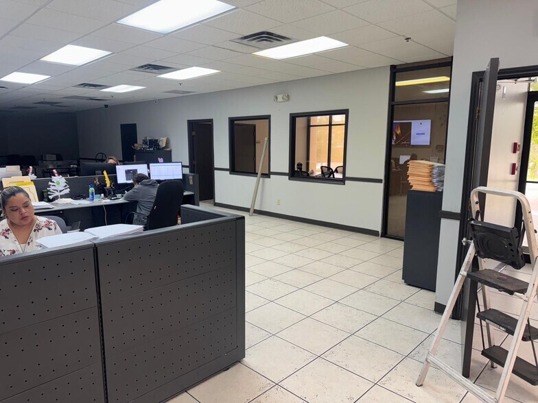 More Photos Of 801 Hallmark Dr, Laredo Warehouse For Lease